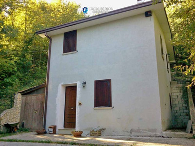 Cottage with rustic taste and land for sale in the Majella National Park, Abruzzo